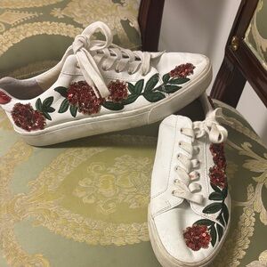 Floral Embroidered White Sneakers INC size 7.5. Gucci look